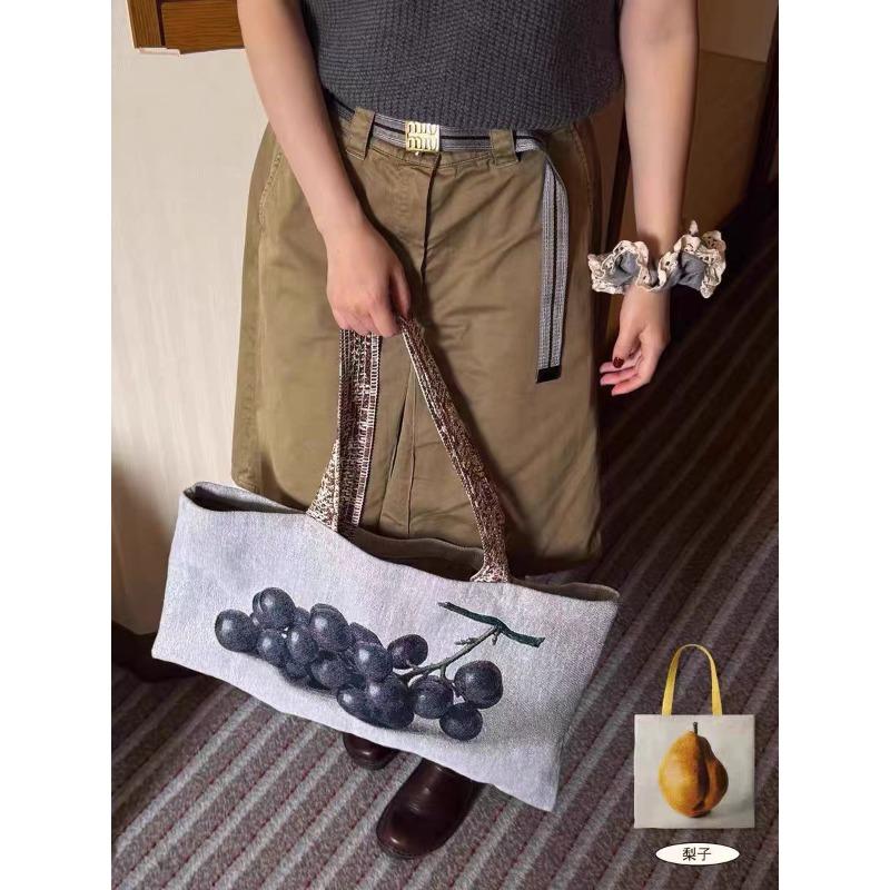 Niche design pear grape oil painting bag hand-painted bag dyed retro large capacity high-end shoulder carry bag
Niche design pear grape oil painting bag hand-painted bag dyed retro large capacity high-end shoulder carry bag
