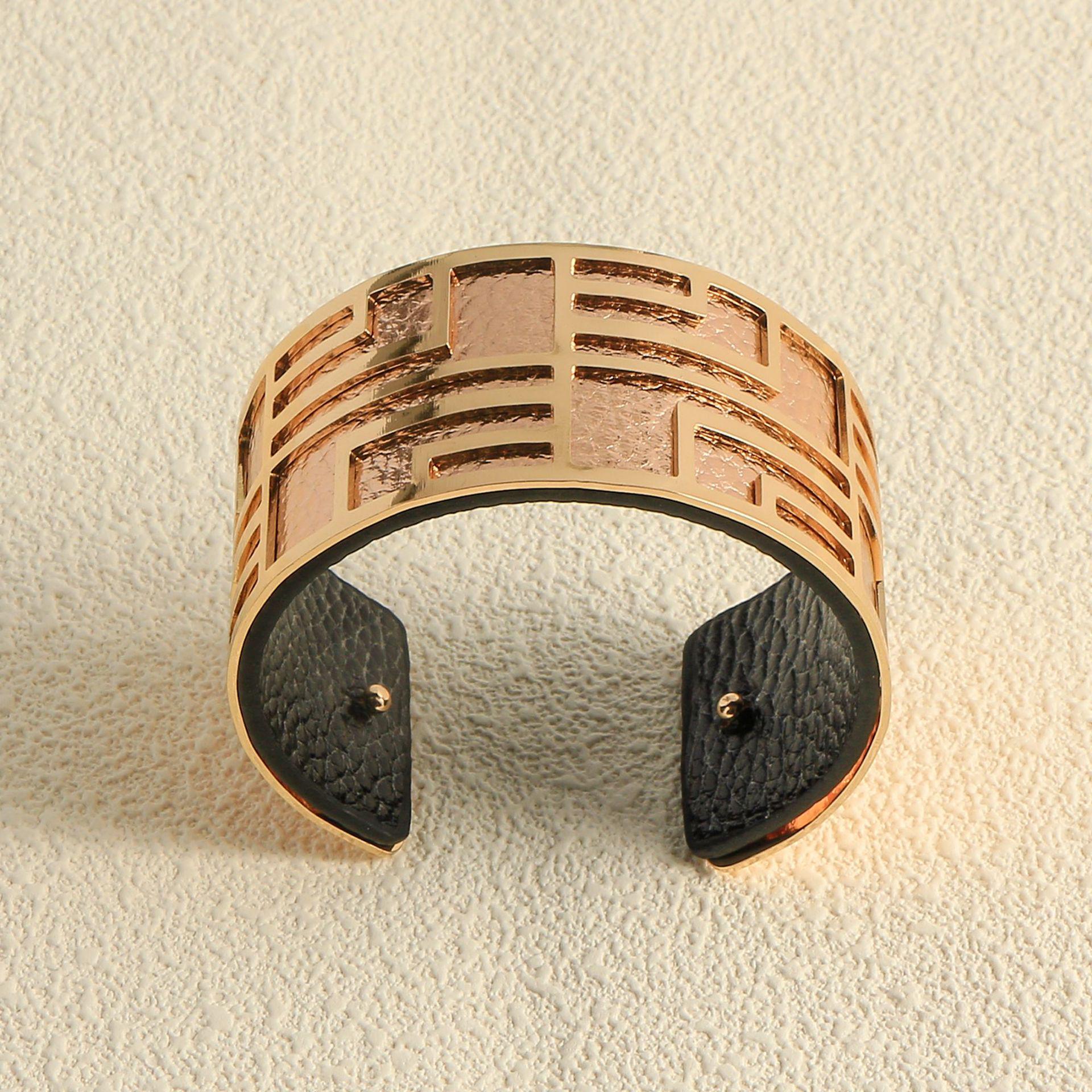 Les Georgettes Стиль Ажурный узор Меандр Двусторонний кожаный браслет-манжета
Les Georgettes Стиль Ажурный узор Меандр Двусторонний кожаный браслет-манжета