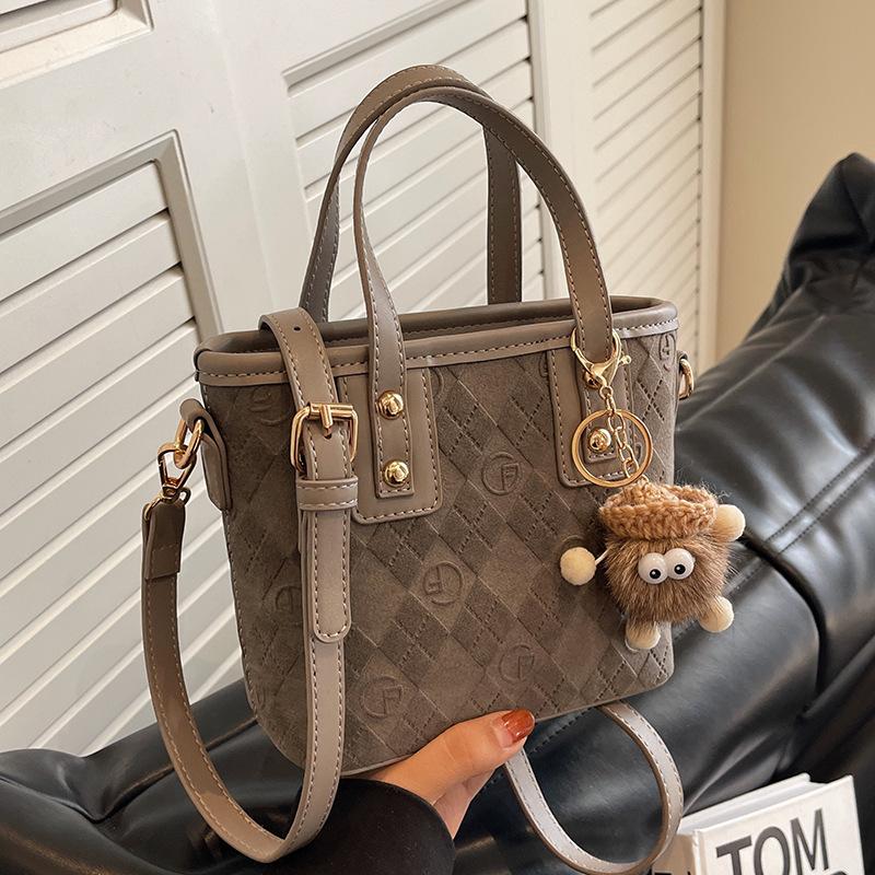 Цього року популярними невеликими сумками стали жіночі осінь-зима універсальна 2024 нова матова ретро-сумка через плече, портативна сумка-відро. сірий колір
Цього року популярними невеликими сумками стали жіночі осінь-зима універсальна 2024 нова матова ретро-сумка через плече, портативна сумка-відро. сірий колір