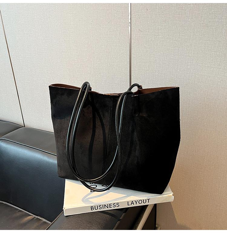 Fashion versatile matte tote bag large capacity women s commuter bag simple retro shoulder handbag чёрный
Fashion versatile matte tote bag large capacity women s commuter bag simple retro shoulder handbag чёрный