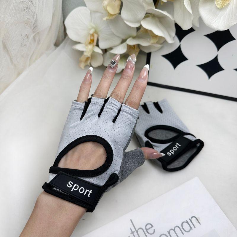 Fitness Gloves for Women Summer Breathable Non Slip Anti-Cocoon Cycling Sports Half Finger Yoga Dumbbell Equipment Training Horizontal Bar for Men 2518 half finger light gray L
Fitness Gloves for Women Summer Breathable Non Slip Anti-Cocoon Cycling Sports Half Finger Yoga Dumbbell Equipment Training Horizontal Bar for Men 2518 half finger light gray L