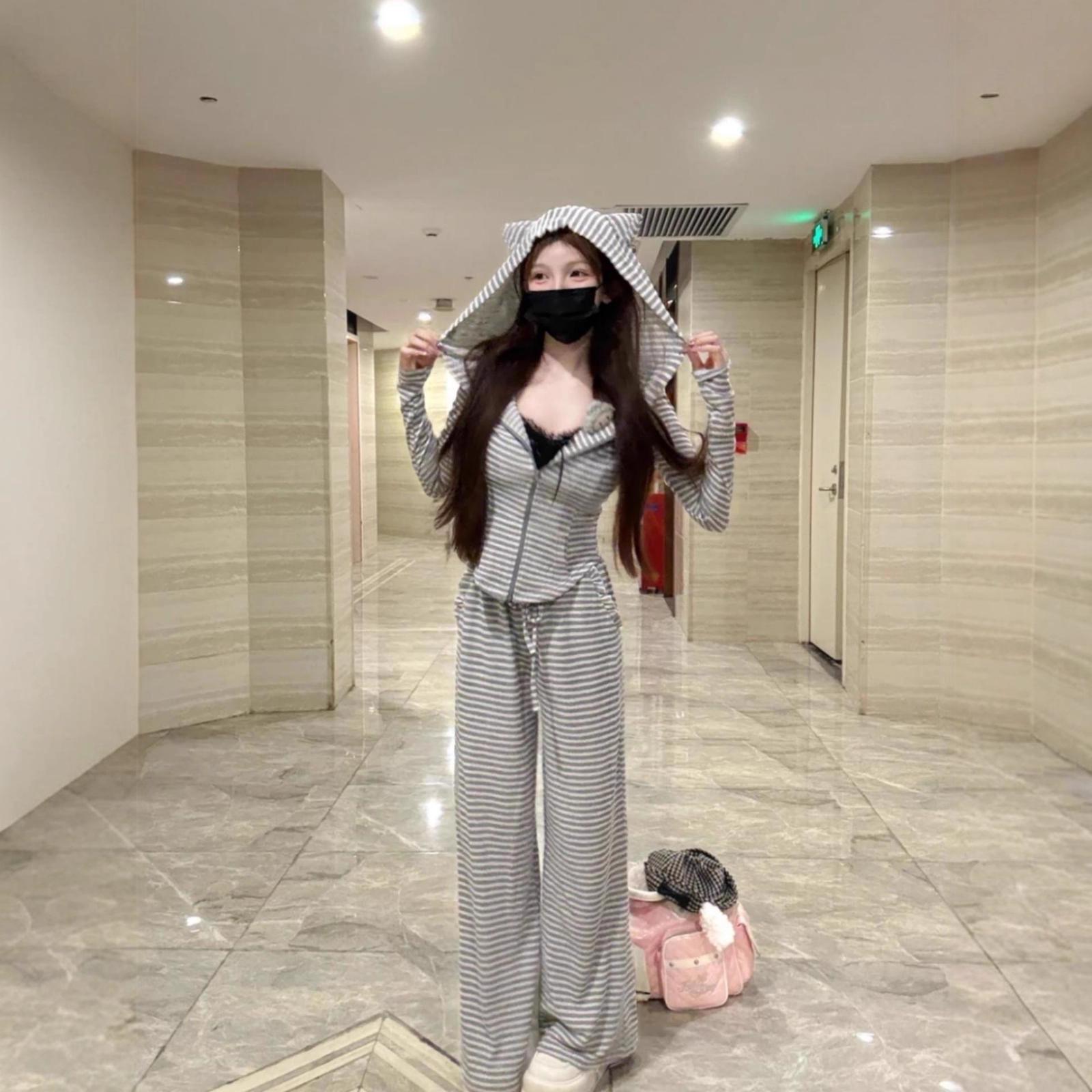2025 Trendy Pink Striped Casual Outfit for Women: Two-Piece Petite Set for Early Autumn S
2025 Trendy Pink Striped Casual Outfit for Women: Two-Piece Petite Set for Early Autumn S