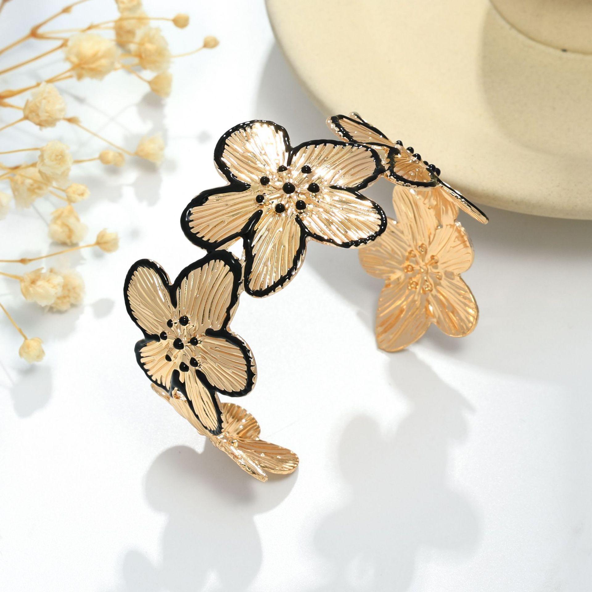 Модные украшения для женщин чёрный
Модные украшения для женщин чёрный