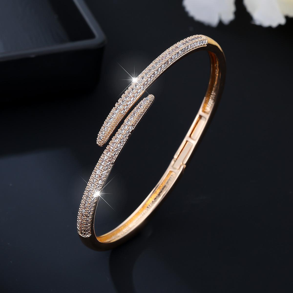 Fashion Simple Sparkling Zircon Open Cuff Bracelet And Ring Set For Women Elegant Light Luxury Jewelry Gift золотий
Fashion Simple Sparkling Zircon Open Cuff Bracelet And Ring Set For Women Elegant Light Luxury Jewelry Gift золотий