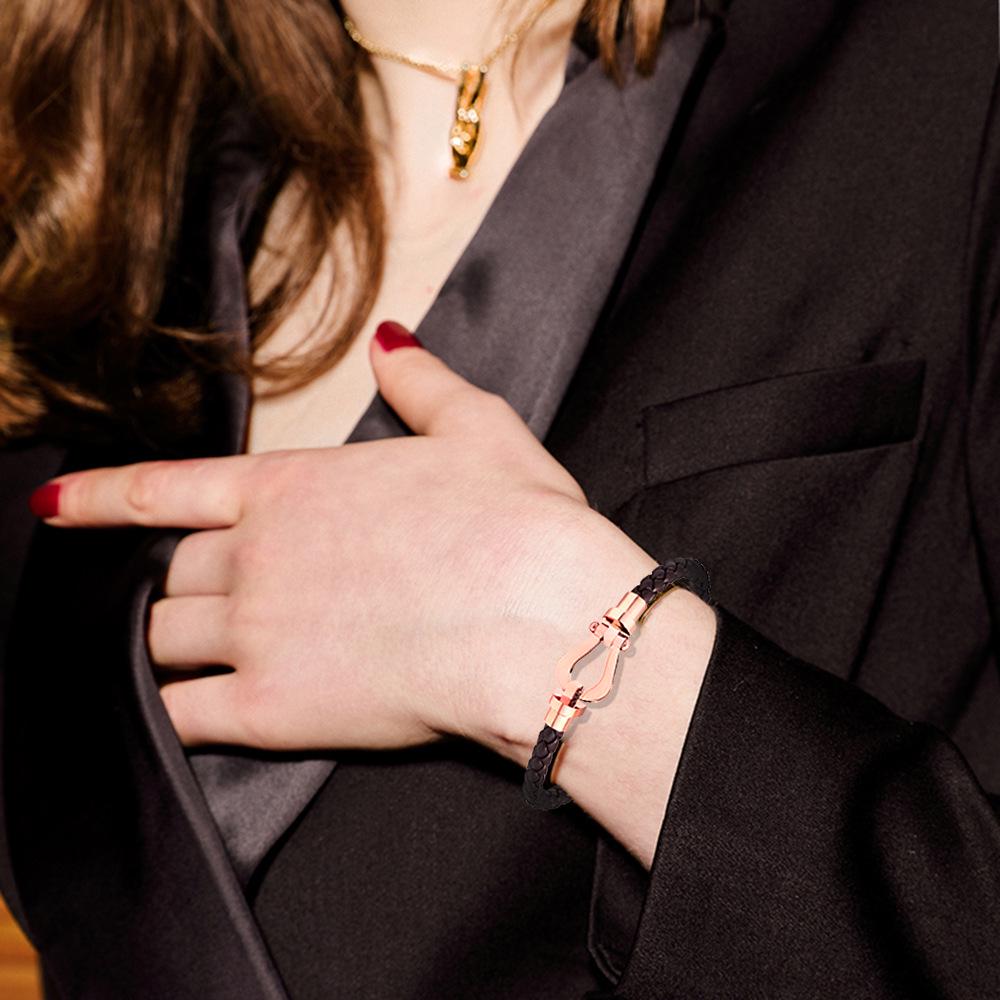 European & American Trendy Women s Horseshoe Buckle Leather Bangle - Stainless Steel Fashion Bracelet
European & American Trendy Women s Horseshoe Buckle Leather Bangle - Stainless Steel Fashion Bracelet