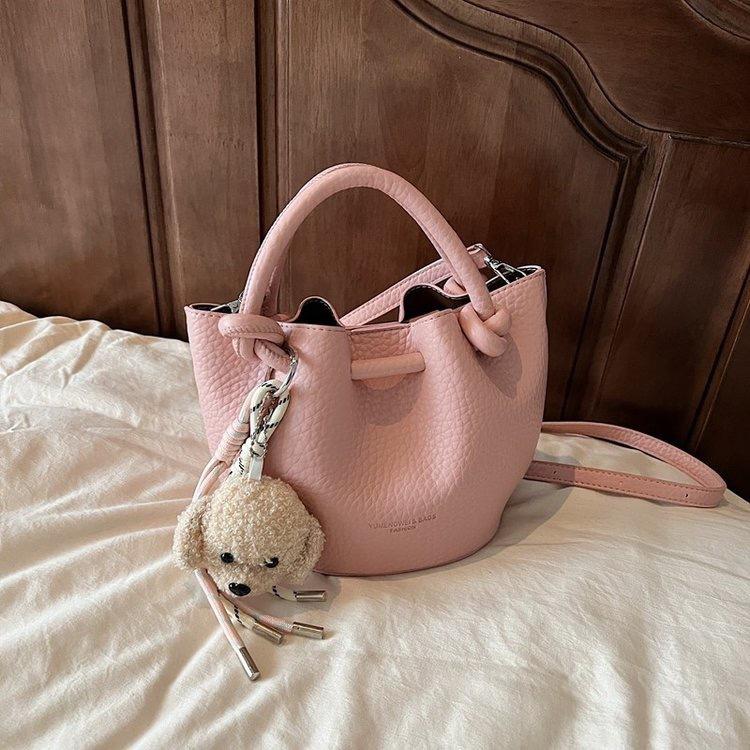 Премиальная текстура, трендовая портативная сумка-ведро для женщин, ретро-универсальная наплечная сумка-мессенджер, изысканная мини-сумка without pendant розовый
Премиальная текстура, трендовая портативная сумка-ведро для женщин, ретро-универсальная наплечная сумка-мессенджер, изысканная мини-сумка without pendant розовый