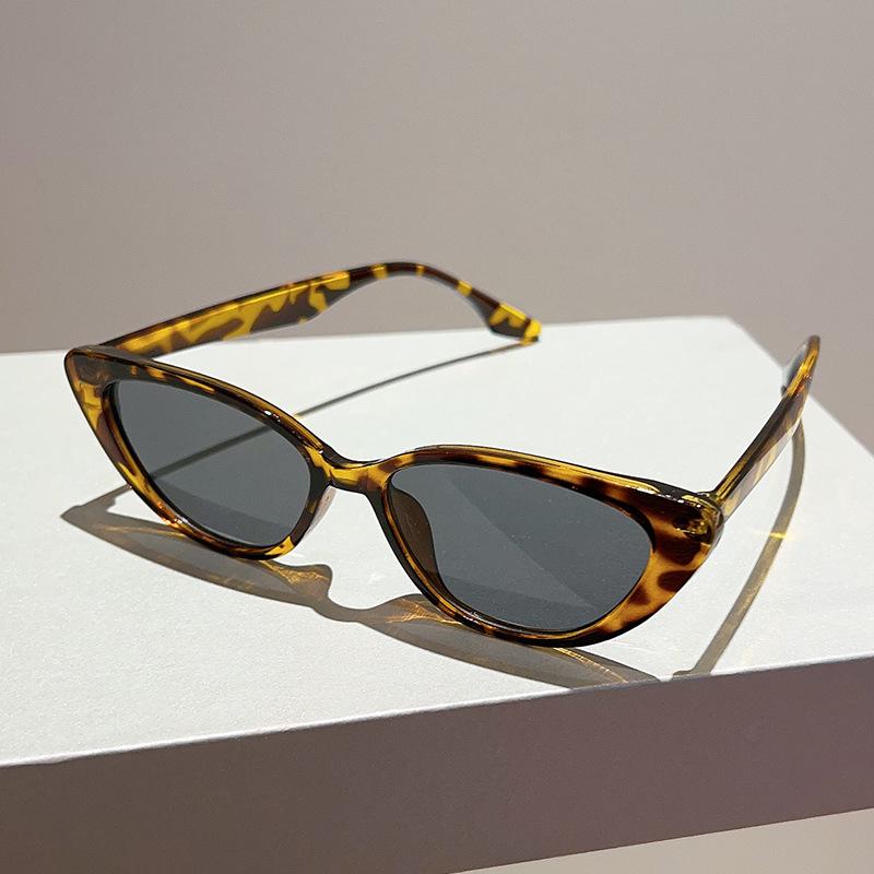 Солнцезащитные очки OEC CPO «кошачий глаз» с маленькой оправой, леопардовыми линзами, UV400, модные солнцезащитные очки для женщин, трендовые очки для мужчин 2025
Солнцезащитные очки OEC CPO «кошачий глаз» с маленькой оправой, леопардовыми линзами, UV400, модные солнцезащитные очки для женщин, трендовые очки для мужчин 2025