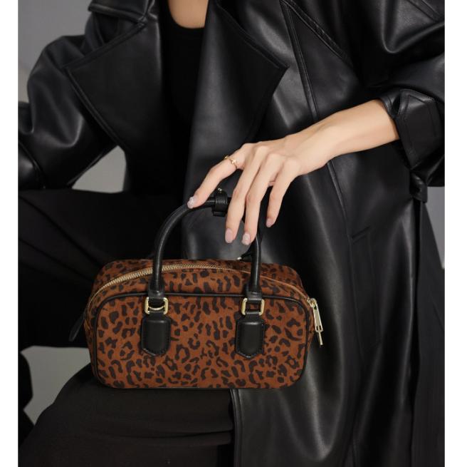 And Leather Small Bag Women s 2026 New Style High-end Sense Retro Hundreds Of Matching Shoulder Bag Fashion Hand-held Small Square Bag 20x12x7cm
And Leather Small Bag Women s 2026 New Style High-end Sense Retro Hundreds Of Matching Shoulder Bag Fashion Hand-held Small Square Bag 20x12x7cm