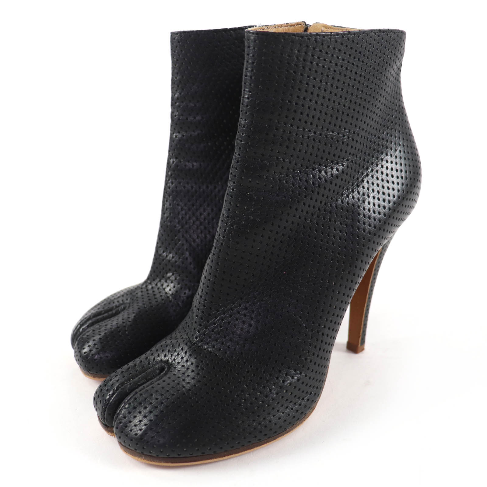 Excellent Maison Margiela 22 Ankle boots Tabi Perforated Leather Short Boots 37 Used
Excellent Maison Margiela 22 Ankle boots Tabi Perforated Leather Short Boots 37 Used