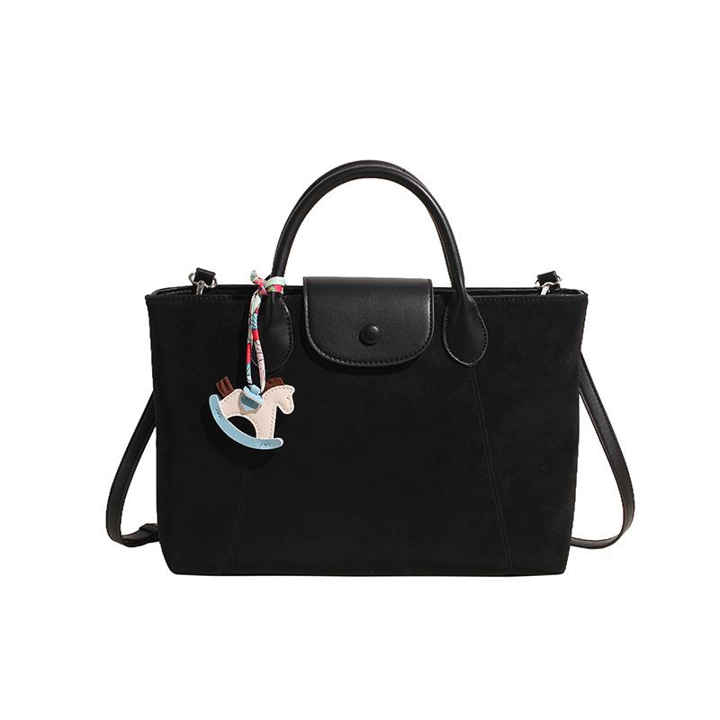 Simple and popular casual portable bag, women s versatile fashion contrasting color messenger bag, personalized retro shoulder bag single package чорний
Simple and popular casual portable bag, women s versatile fashion contrasting color messenger bag, personalized retro shoulder bag single package чорний