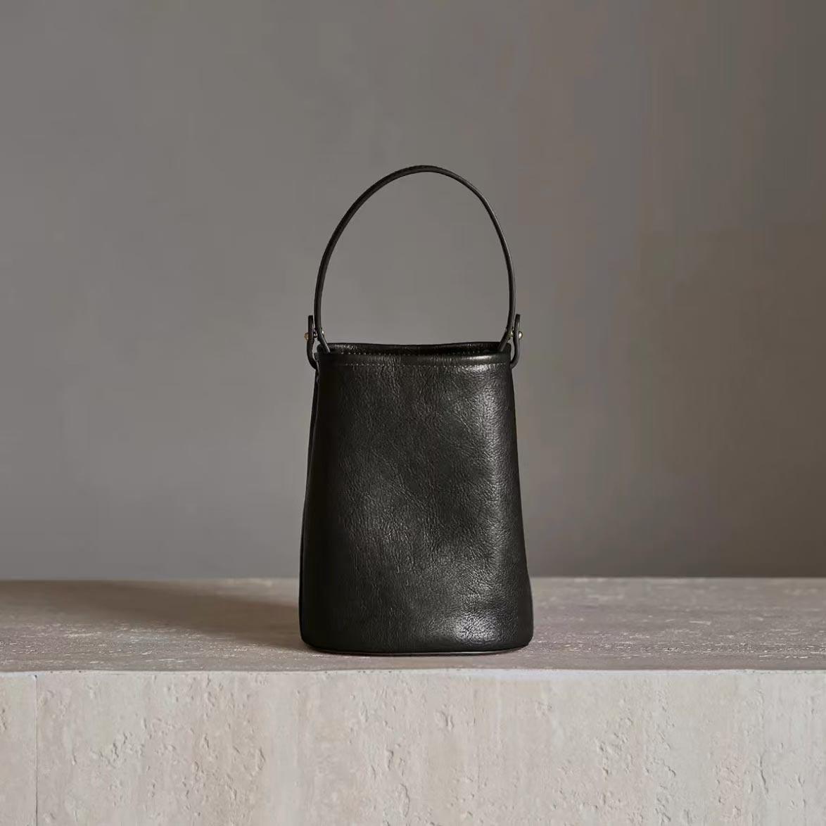 Niche retro bucket bag 2024 autumn and winter new Korean version commuter bag versatile shoulder women s bag crossbody bag Standard Size
Niche retro bucket bag 2024 autumn and winter new Korean version commuter bag versatile shoulder women s bag crossbody bag Standard Size