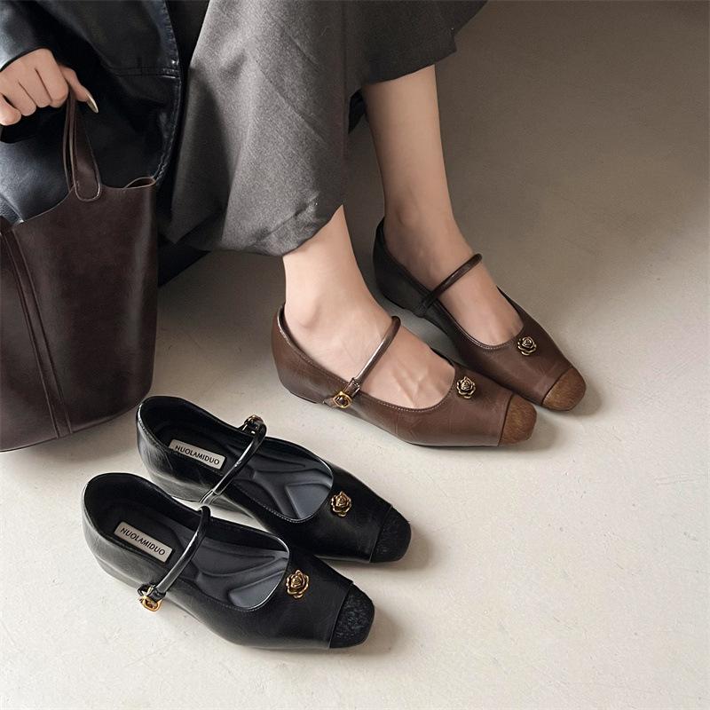 French inner height increase Mary Jane single shoes retro camellia women s shoes square head evening shoes word with thick heel small leather shoes 40 темно-коричневого кольору
French inner height increase Mary Jane single shoes retro camellia women s shoes square head evening shoes word with thick heel small leather shoes 40 темно-коричневого кольору