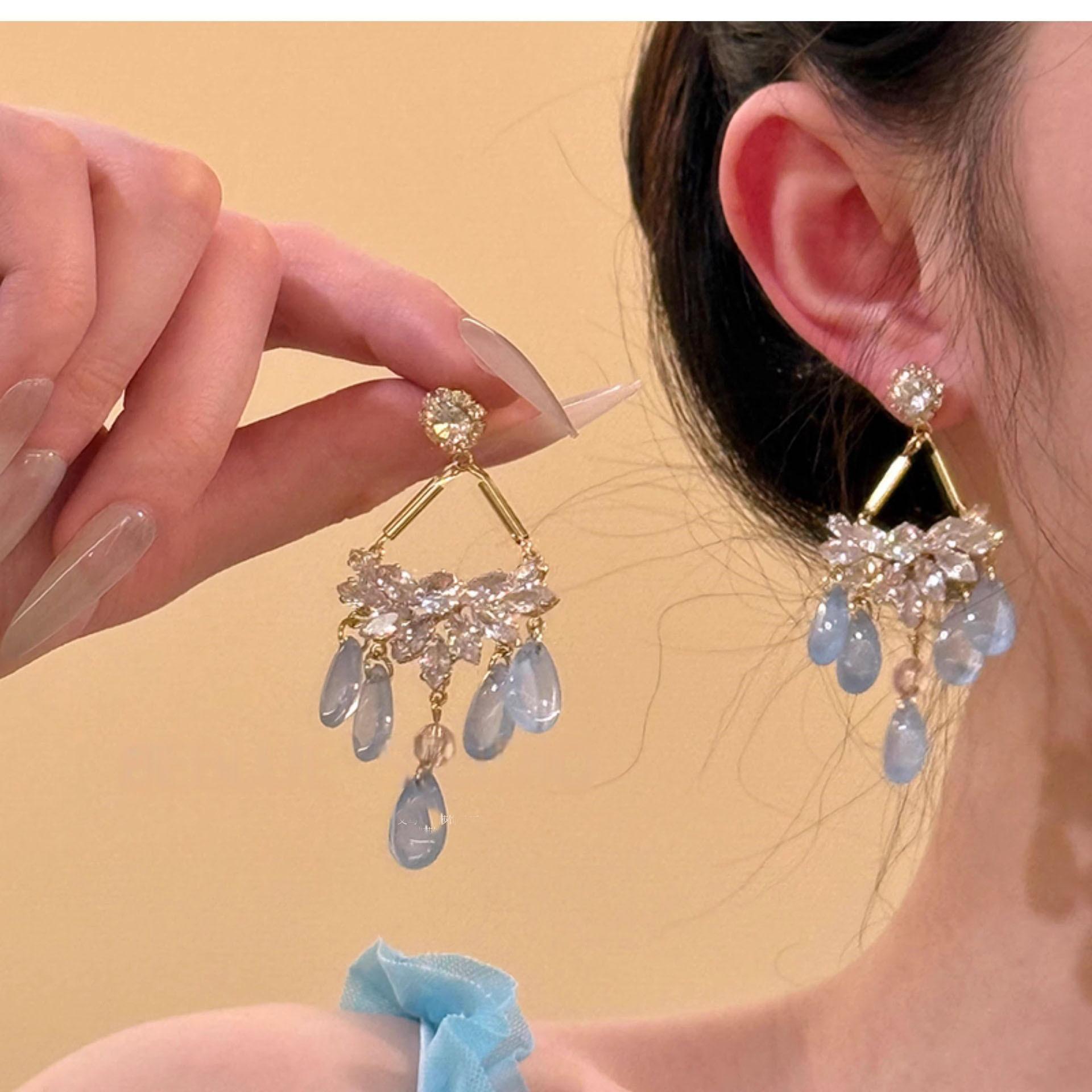Zircon triangular water drop fringed earrings fashion court style stud earrings high sense cold temperament earrings women
Zircon triangular water drop fringed earrings fashion court style stud earrings high sense cold temperament earrings women