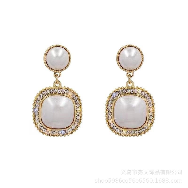S silver needle pearl zircon square earrings women s European and American high-end temperament earrings new trendy золотий
S silver needle pearl zircon square earrings women s European and American high-end temperament earrings new trendy золотий