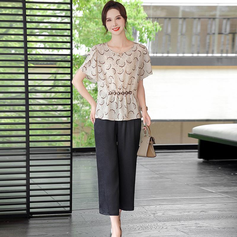 Chic Summer Two-Piece Set: Short-Sleeved T-Shirt & Elegant Chiffon Blouse for Young Mothers and Mature Women L (Up to 53 kg)
Chic Summer Two-Piece Set: Short-Sleeved T-Shirt & Elegant Chiffon Blouse for Young Mothers and Mature Women L (Up to 53 kg)