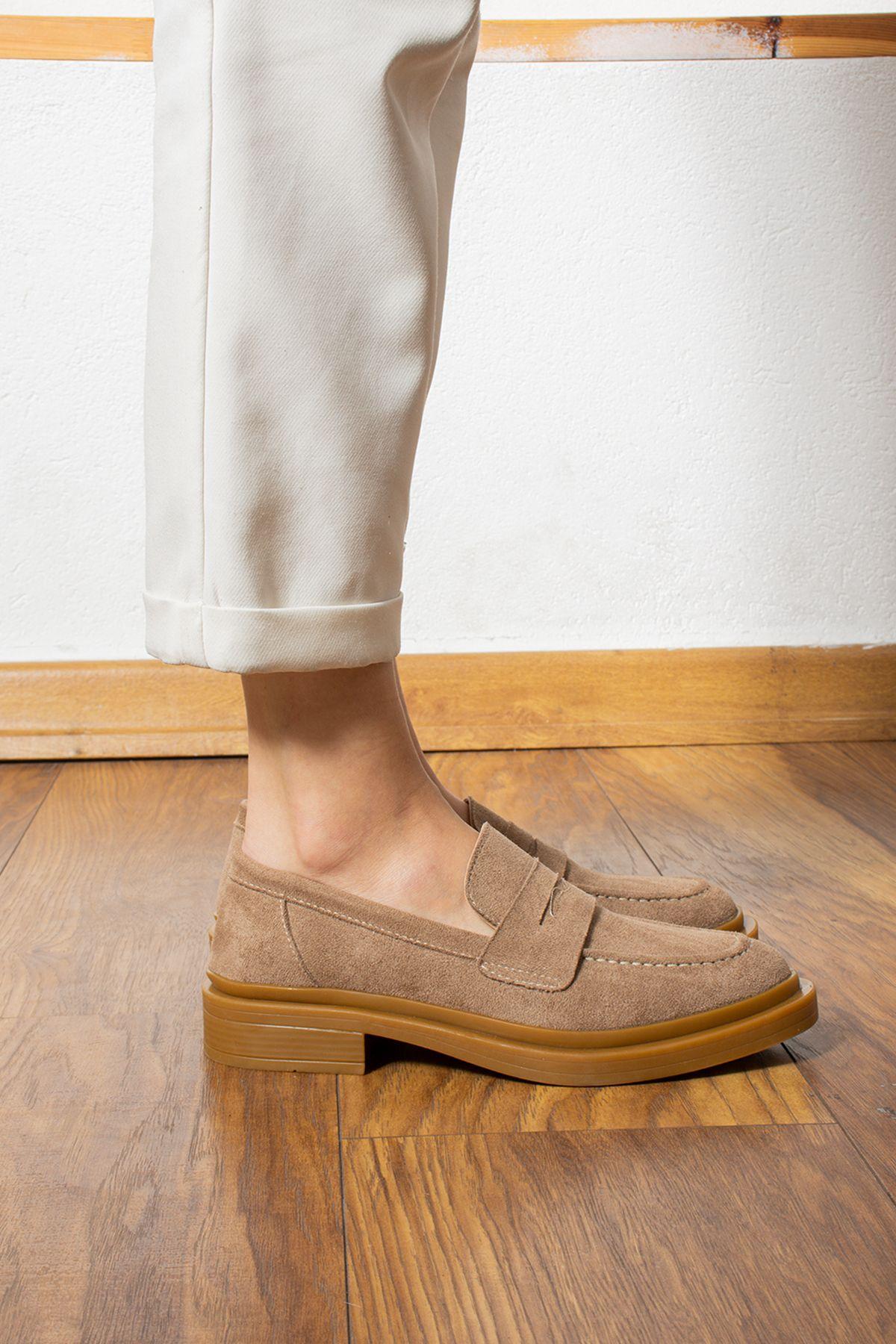 Женские модные замшевые лоферы на плоском каблуке Lisa Daily Loafer Норковые замшевые туфли
Женские модные замшевые лоферы на плоском каблуке Lisa Daily Loafer Норковые замшевые туфли