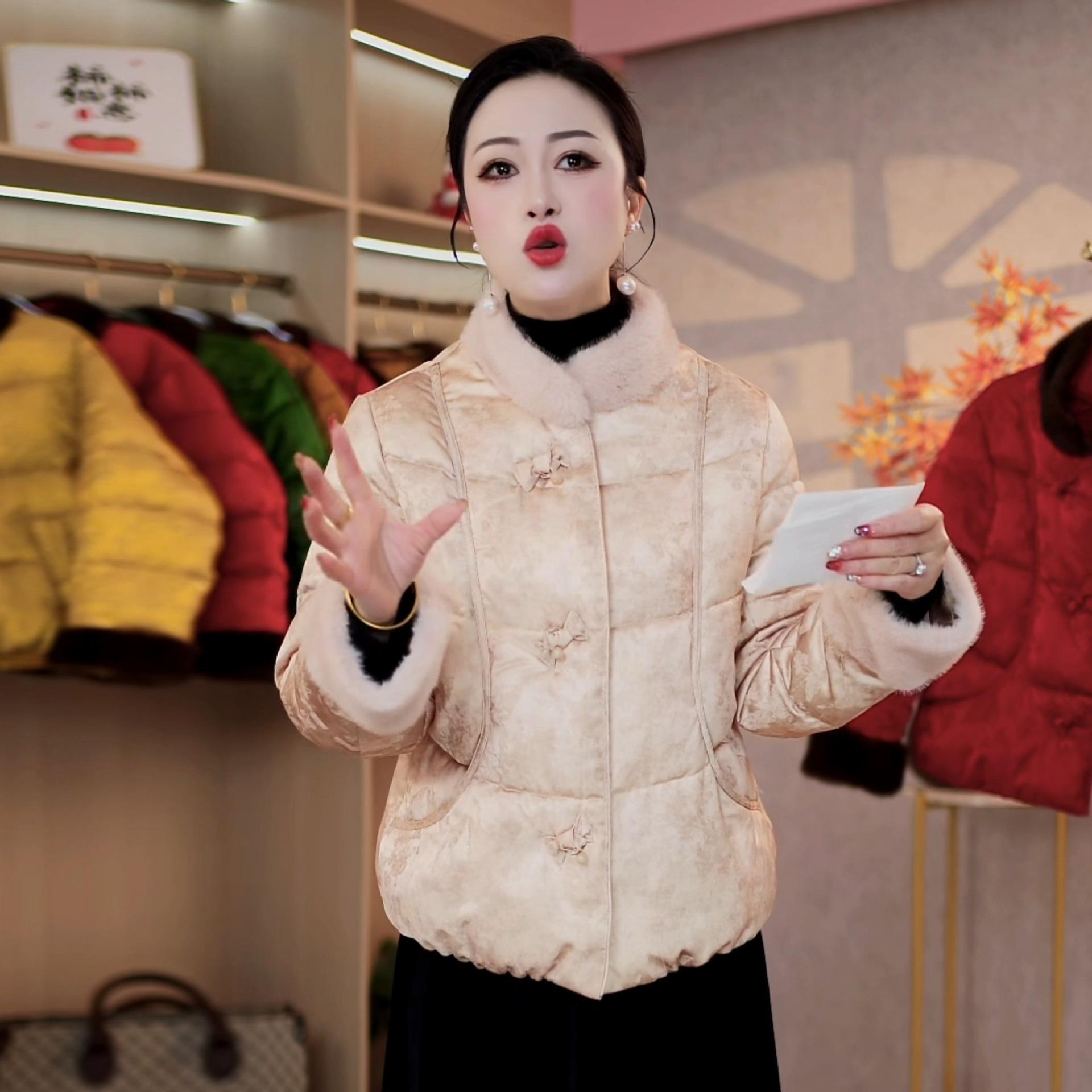 National Style Cotton Jacket: Women s Winter Short Coat with Fashionable Fur Collar and Patchwork Design - New Chinese Style for Women. XL (Recommended for 105-120 jin)
National Style Cotton Jacket: Women s Winter Short Coat with Fashionable Fur Collar and Patchwork Design - New Chinese Style for Women. XL (Recommended for 105-120 jin)
