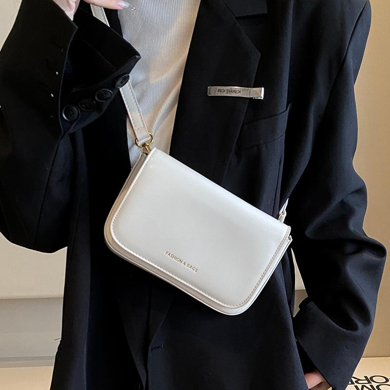New bag women s high-end autumn and winter retro versatile shoulder messenger bag small square bag
New bag women s high-end autumn and winter retro versatile shoulder messenger bag small square bag