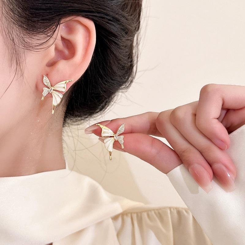 Niche design gold zircon painting oil white butterfly stud earrings women s light luxury temperament exquisite earrings new earrings белый
Niche design gold zircon painting oil white butterfly stud earrings women s light luxury temperament exquisite earrings new earrings белый