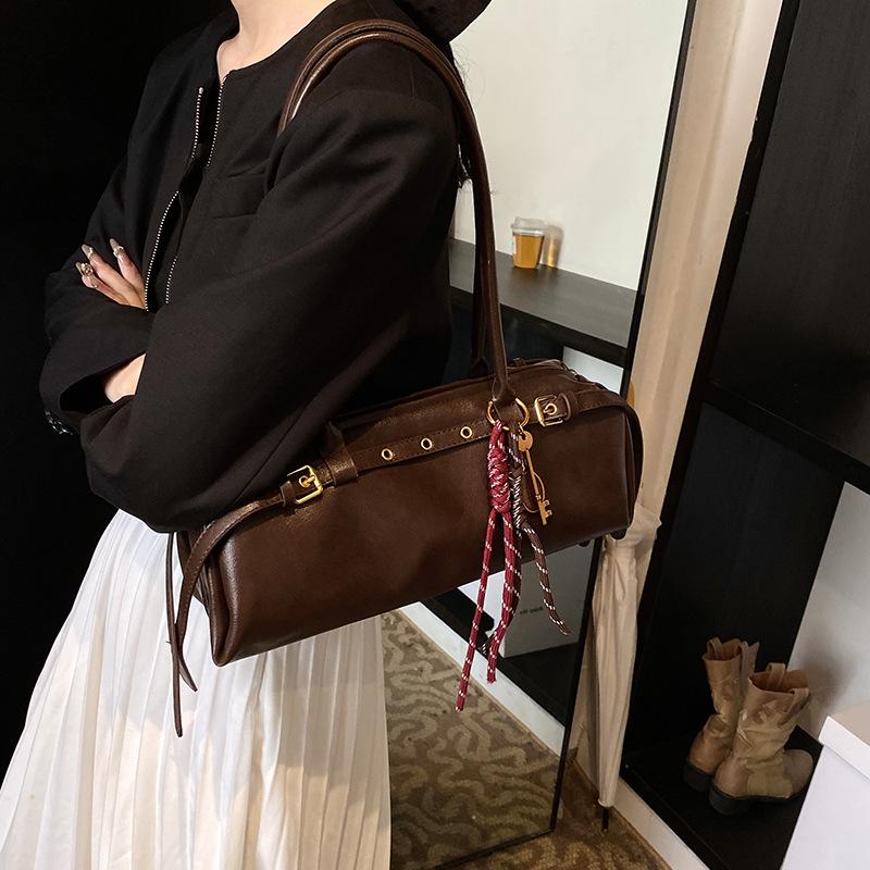 Niche retro baguette bag women s new fashion hand carry underarm bag high-end casual shoulder bag
Niche retro baguette bag women s new fashion hand carry underarm bag high-end casual shoulder bag