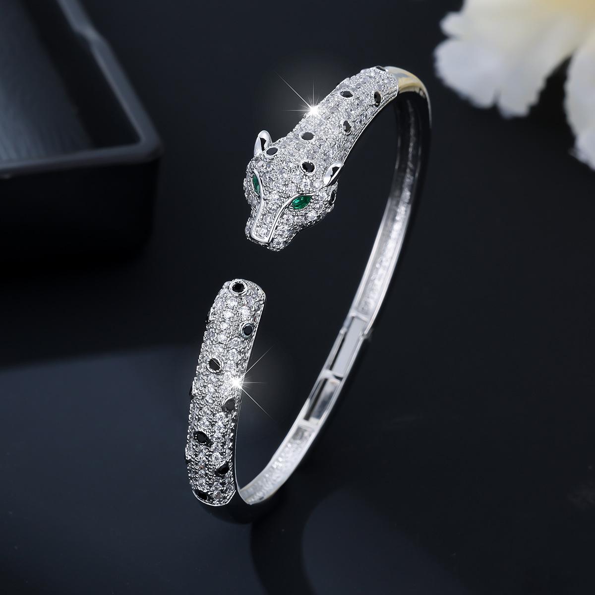European & American Style Leopard Bracelet: Personalized, Fashionable, High-End, Exaggerated Hip-Hop Full Diamond Design. серебряный
European & American Style Leopard Bracelet: Personalized, Fashionable, High-End, Exaggerated Hip-Hop Full Diamond Design. серебряный
