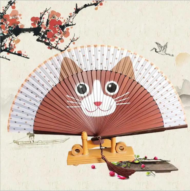 Кошка, китайский мультяшный шелк, модные ручные веера в японском стиле, популярные, милый веер с котенком, портативный складной женский веер для девочек, шоу-веер
Кошка, китайский мультяшный шелк, модные ручные веера в японском стиле, популярные, милый веер с котенком, портативный складной женский веер для девочек, шоу-веер
