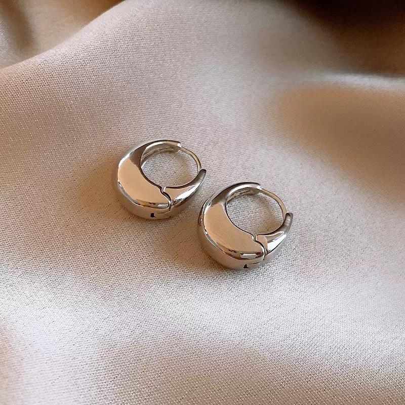 Zhao Ruth has the same geometric U-shaped ear buckle for women, simple personalized versatile earrings, niche design earrings for women
Zhao Ruth has the same geometric U-shaped ear buckle for women, simple personalized versatile earrings, niche design earrings for women