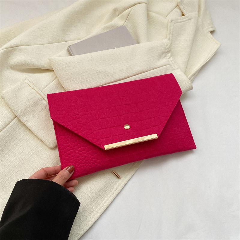 Chic Casual Handbag For Women Fashionable Summer Envelope Clutch With Soft Felt Material маджента
Chic Casual Handbag For Women Fashionable Summer Envelope Clutch With Soft Felt Material маджента