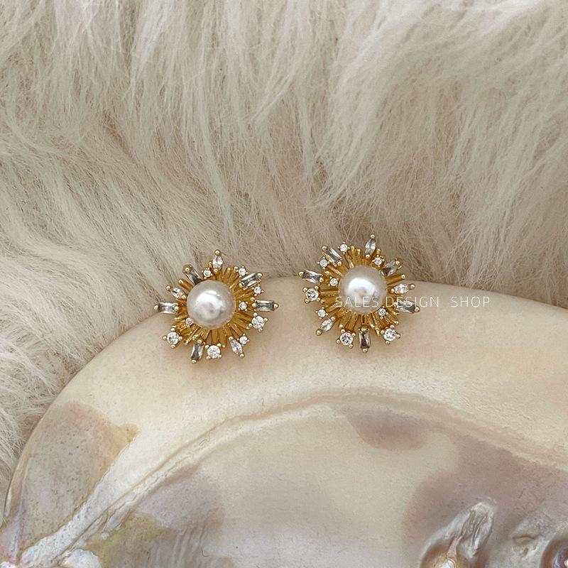 French Retro Pearl & Zirconia Stud Earrings - Elegant Light Luxury, Versatile High-End Accessories for Women
French Retro Pearl & Zirconia Stud Earrings - Elegant Light Luxury, Versatile High-End Accessories for Women