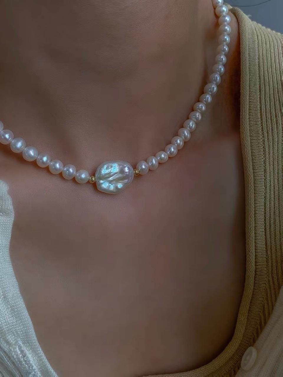 Advanced Gray and Cool Texture Natural Baroque Pearl Necklace, Light Luxury Niche Collarbone Chain for Women
Advanced Gray and Cool Texture Natural Baroque Pearl Necklace, Light Luxury Niche Collarbone Chain for Women