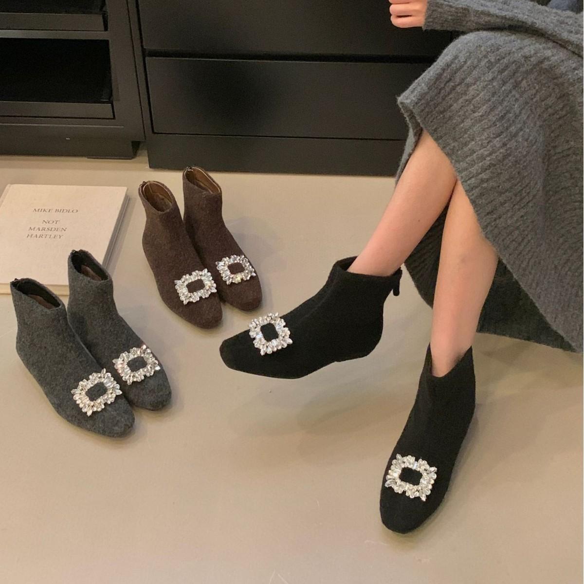 2025 autumn new small round head thick heel frosted rhinestone buckle hair zipper low tube Martin fashion women s short boots 39 серый
2025 autumn new small round head thick heel frosted rhinestone buckle hair zipper low tube Martin fashion women s short boots 39 серый