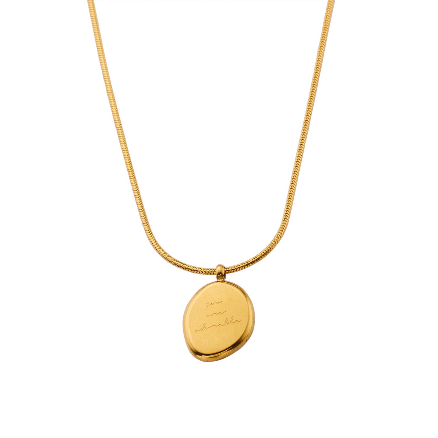 Простая и модная цепочка тегов в европейском и американском стиле
Простая и модная цепочка тегов в европейском и американском стиле