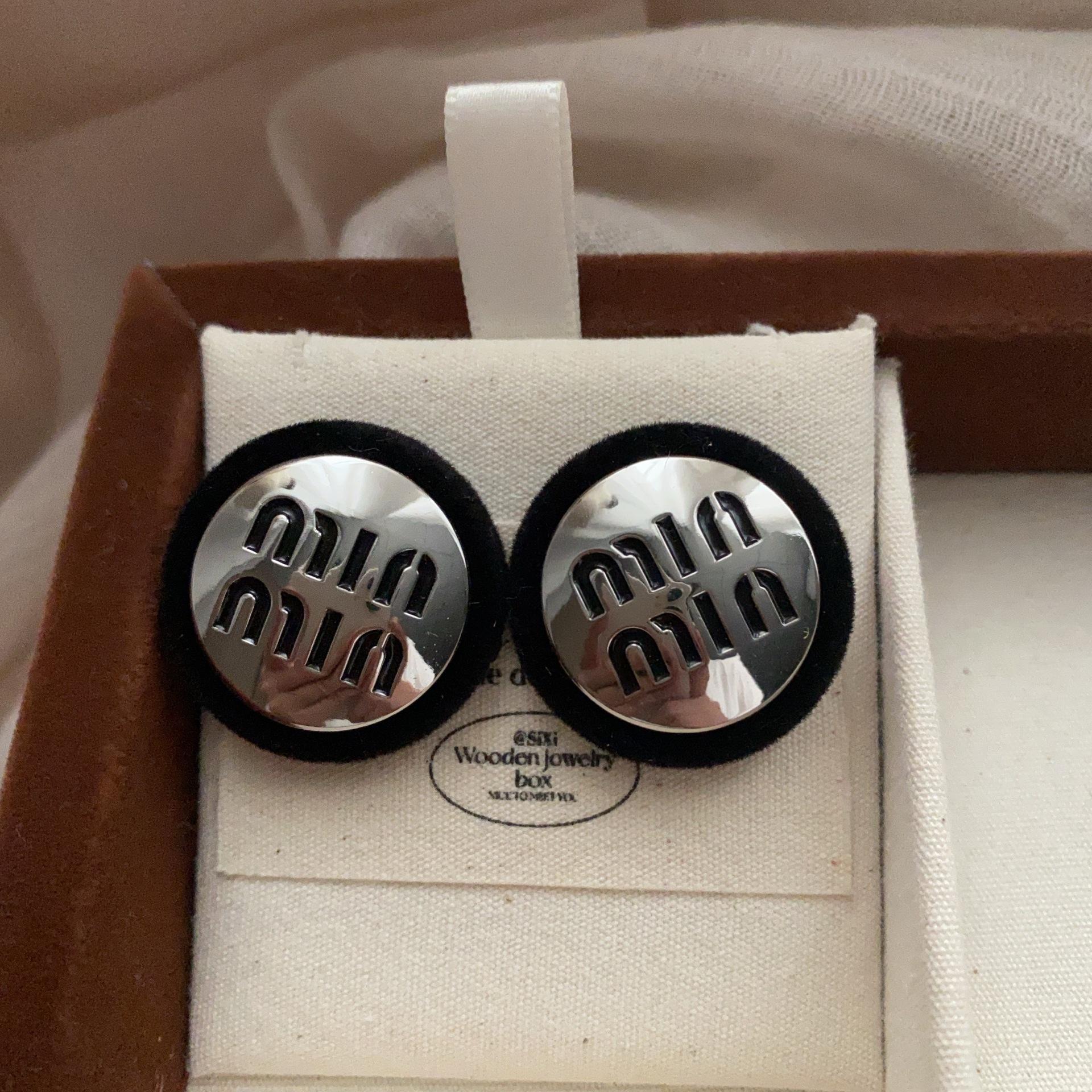 Flocking circle letter stud earrings retro niche design fashion trend temperament high-end exquisite earrings autumn and winter
Flocking circle letter stud earrings retro niche design fashion trend temperament high-end exquisite earrings autumn and winter