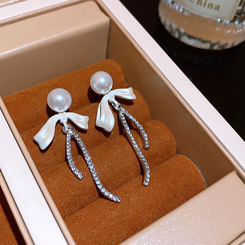 Silver Needle Bow Diamond Pearl Stud Earrings Simple Fashion Versatile Earrings Temperament Light Luxury Premium Earrings
Silver Needle Bow Diamond Pearl Stud Earrings Simple Fashion Versatile Earrings Temperament Light Luxury Premium Earrings