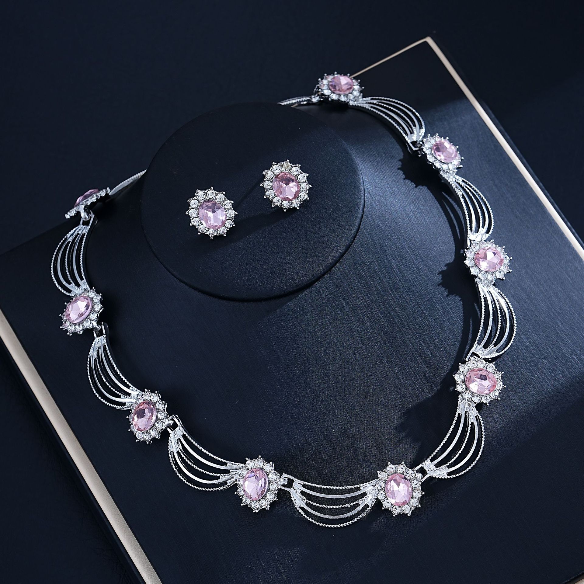 Vintage Gem Necklace Earrings Two-piece Set Luxury Premium Bridal Wedding Banquet Jewelry Set 2026 45CM срібні рожевого кольору
Vintage Gem Necklace Earrings Two-piece Set Luxury Premium Bridal Wedding Banquet Jewelry Set 2026 45CM срібні рожевого кольору