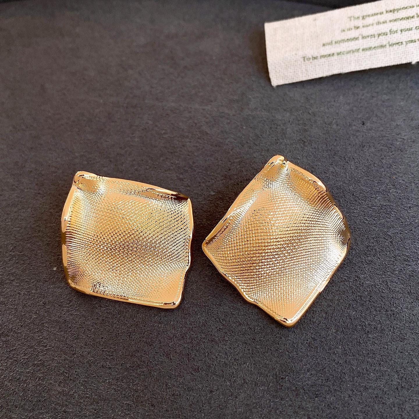 18k real gold electroplated European and American pleated geometric round earrings, stud earrings, personalized earrings, women
18k real gold electroplated European and American pleated geometric round earrings, stud earrings, personalized earrings, women