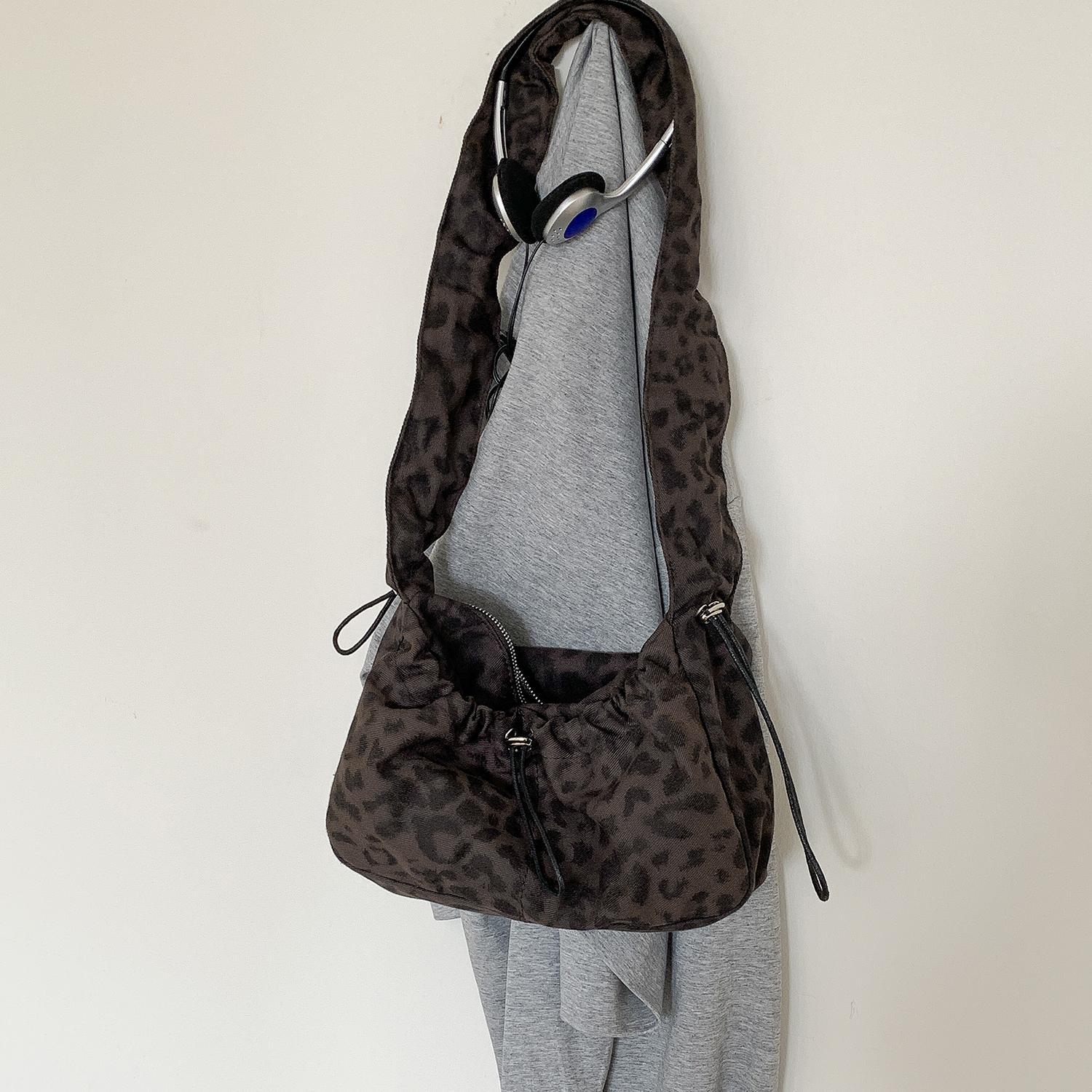 Korean Canvas Leopard-print Bag Casual Lazy Style Drawstring Pleated Underarm High-end Niche Shoulder
Korean Canvas Leopard-print Bag Casual Lazy Style Drawstring Pleated Underarm High-end Niche Shoulder