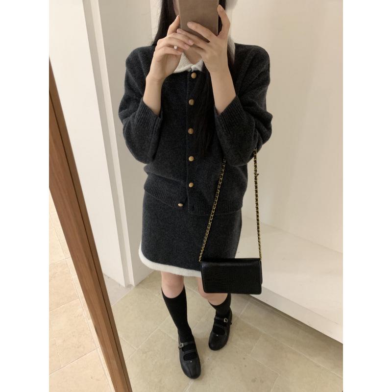 Korean Style Elegant Two-Piece Set: Lapel Color Block Sweater & Slimming Bodycon Skirt One Size
Korean Style Elegant Two-Piece Set: Lapel Color Block Sweater & Slimming Bodycon Skirt One Size