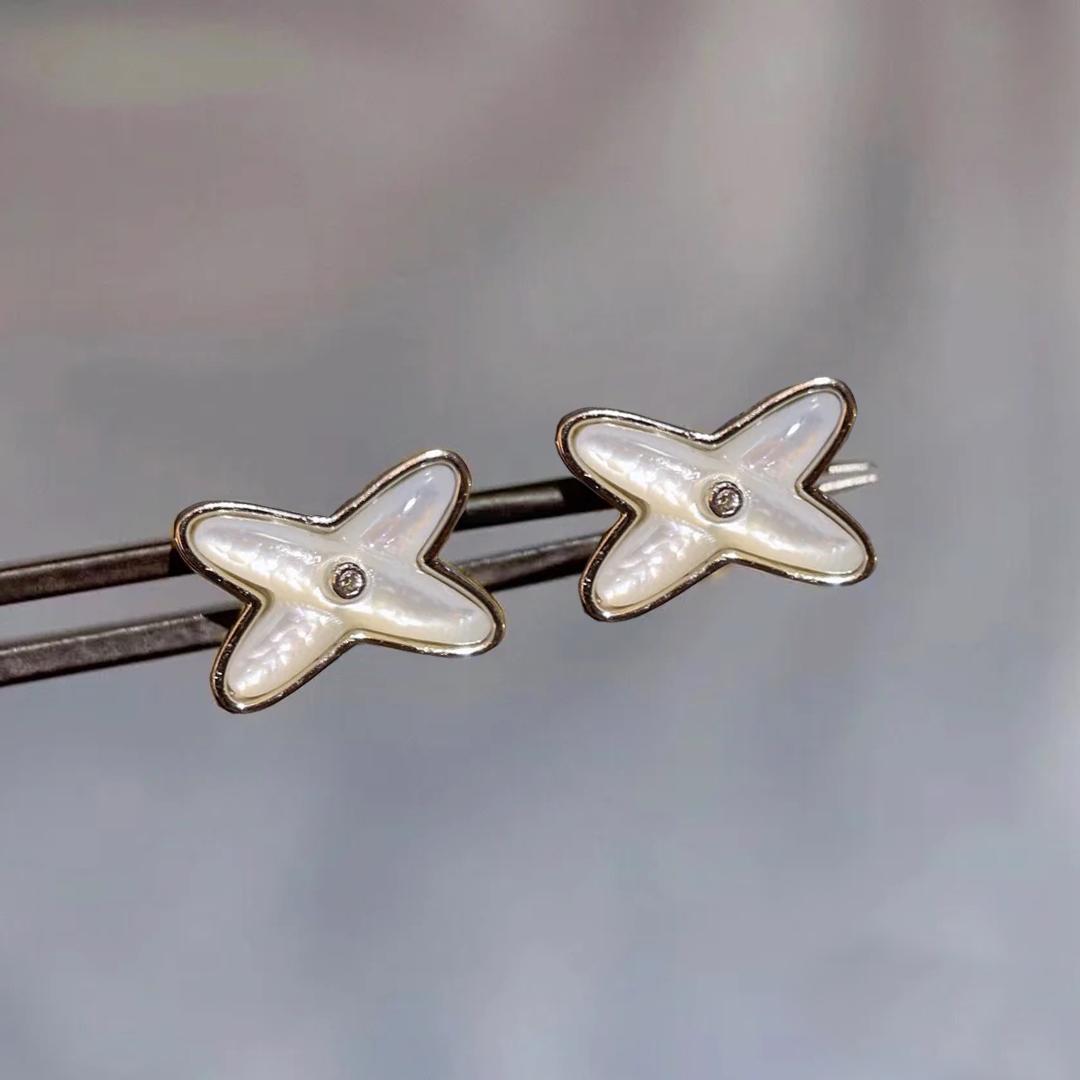 Fashionable 925 Sterling Silver Design Fork Shaped Women s Earrings, A Unique and Luxurious Holiday Gift. белого золота
Fashionable 925 Sterling Silver Design Fork Shaped Women s Earrings, A Unique and Luxurious Holiday Gift. белого золота