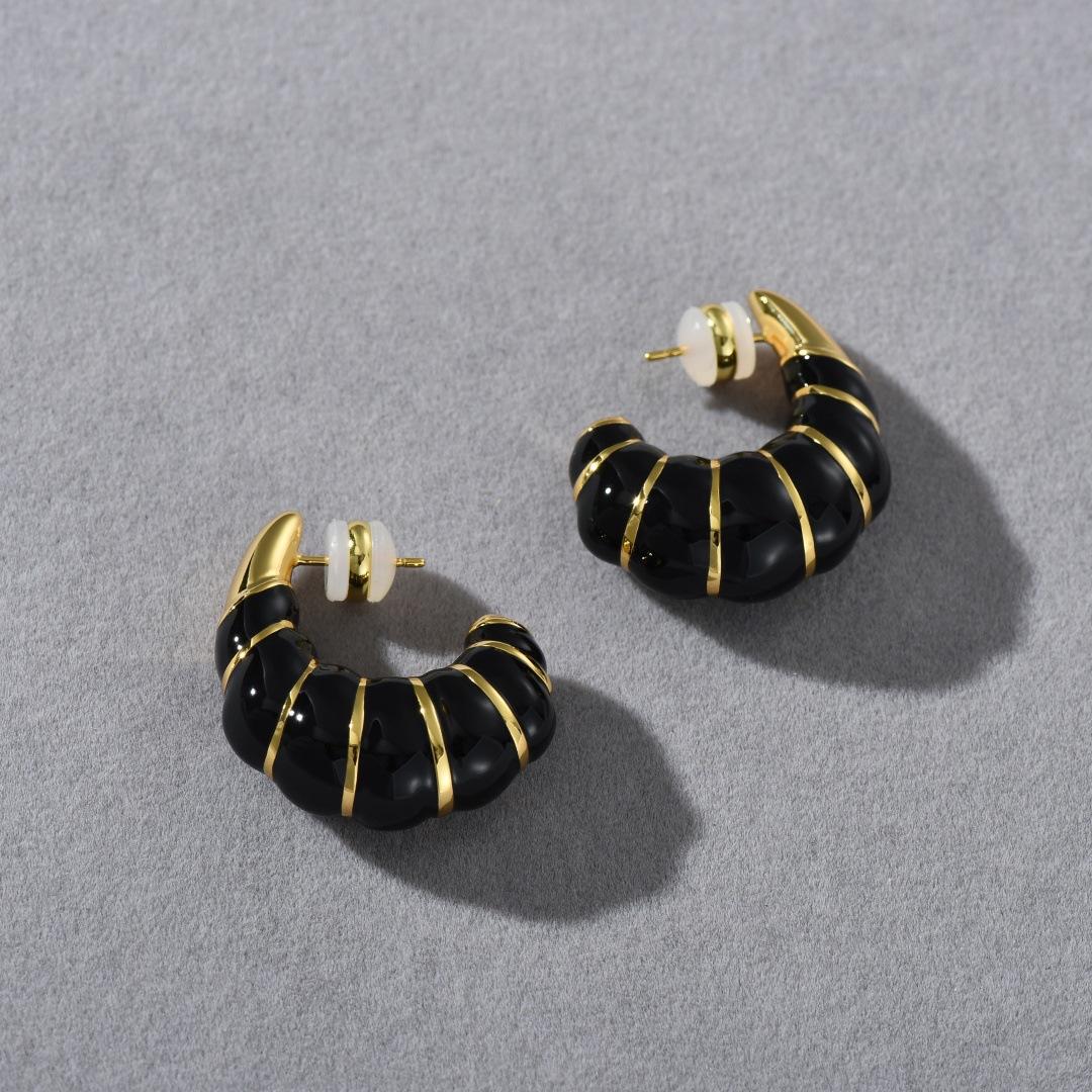 Wind Atmosphere Versatile Black Drip Glaze Earrings S925 Silver Needle Earrings Fashion Personality Unique Retro Earrings Women
Wind Atmosphere Versatile Black Drip Glaze Earrings S925 Silver Needle Earrings Fashion Personality Unique Retro Earrings Women