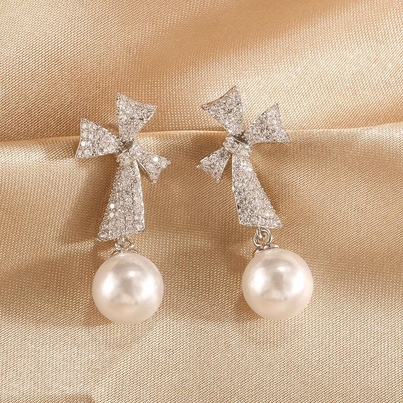 ZAKOL Simple New Trendy Korean Bow Zircon Pearl Drop Earrings for Women Luxury Engagement Wedding Zircon Wholesale WHITE белый
ZAKOL Simple New Trendy Korean Bow Zircon Pearl Drop Earrings for Women Luxury Engagement Wedding Zircon Wholesale WHITE белый