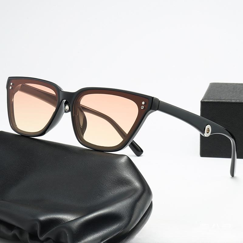 Женские солнцезащитные очки в маленькой оправе «кошачий глаз», доступные, роскошные, солнцезащитные, модные солнцезащитные очки Xiaohongshu
Женские солнцезащитные очки в маленькой оправе «кошачий глаз», доступные, роскошные, солнцезащитные, модные солнцезащитные очки Xiaohongshu