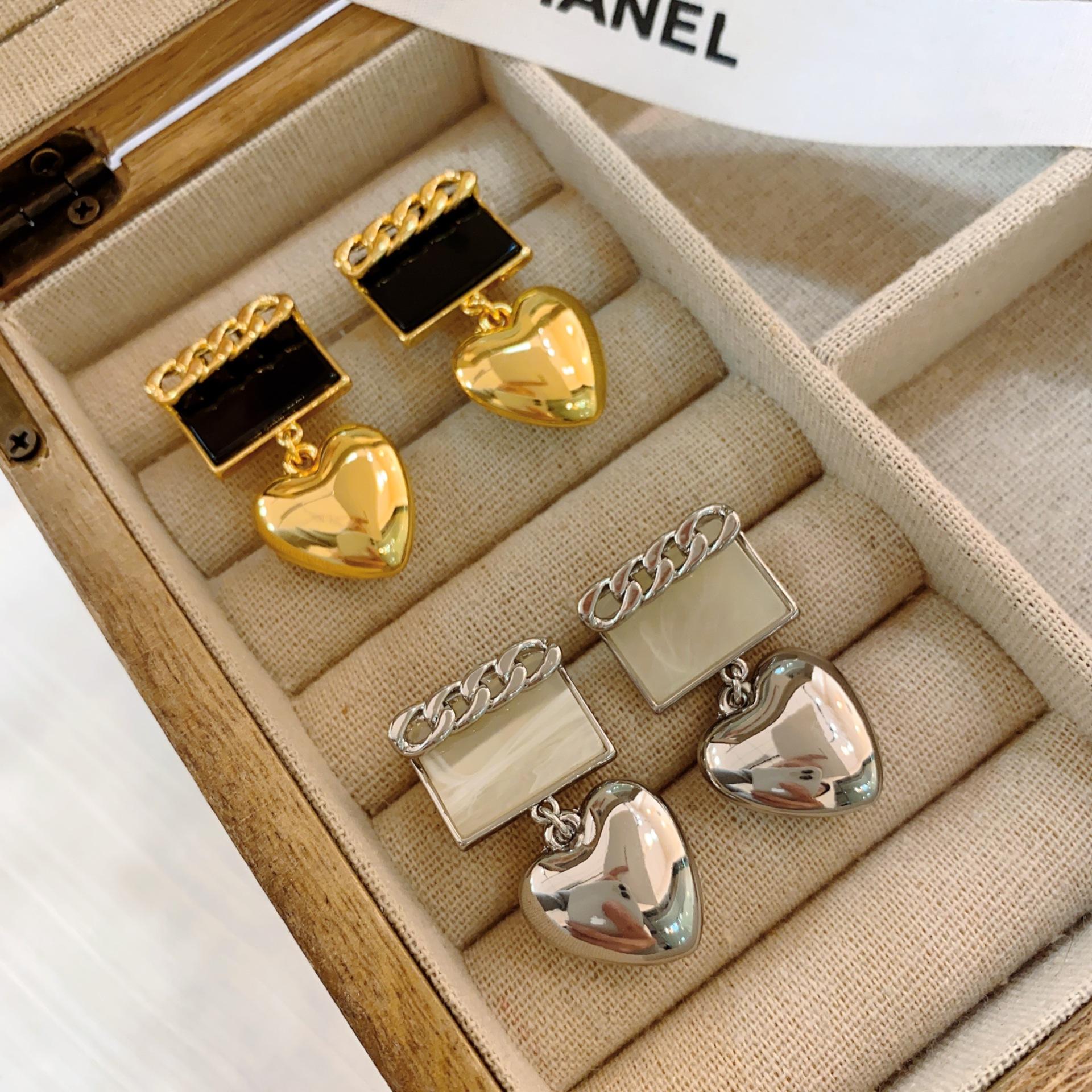 Simple And Easy To Match, Cold Wind Three-Dimensional Love Earrings, Personalized And Unique Design Earrings, Earrings.
Simple And Easy To Match, Cold Wind Three-Dimensional Love Earrings, Personalized And Unique Design Earrings, Earrings.