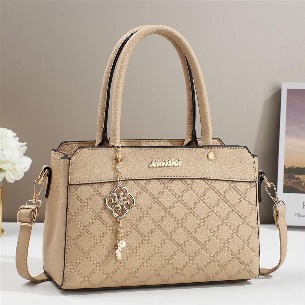 Trendy Minimalist Quilted Shoulder Bag Ideal For Fashionable Outfits In Various Colors
Trendy Minimalist Quilted Shoulder Bag Ideal For Fashionable Outfits In Various Colors