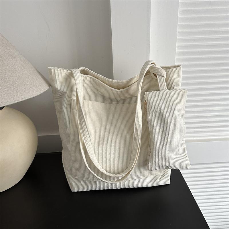 Большая вместительная модная простая сумка через плечо женская зимняя новинка 2024 года повседневная ретро-сумка простая сумка-тоут without small bag белый
Большая вместительная модная простая сумка через плечо женская зимняя новинка 2024 года повседневная ретро-сумка простая сумка-тоут without small bag белый