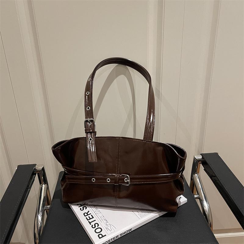 Large Capaci Tote Bag Faiable Commuter Handbag Single Shoulder Bag Briti Sle PU Leather Handbag for Young Women кофейный
Large Capaci Tote Bag Faiable Commuter Handbag Single Shoulder Bag Briti Sle PU Leather Handbag for Young Women кофейный