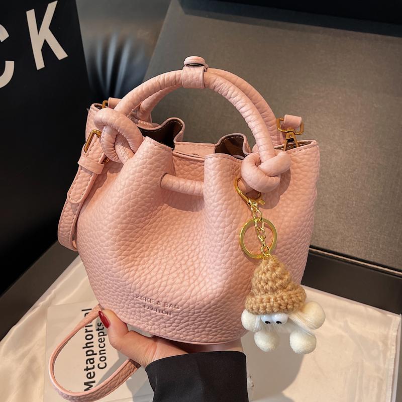 Autumn/Winter Trendy Simple Lychee Pleated Texture Bucket Crossbody Handbag for Women Bag Only синій
Autumn/Winter Trendy Simple Lychee Pleated Texture Bucket Crossbody Handbag for Women Bag Only синій