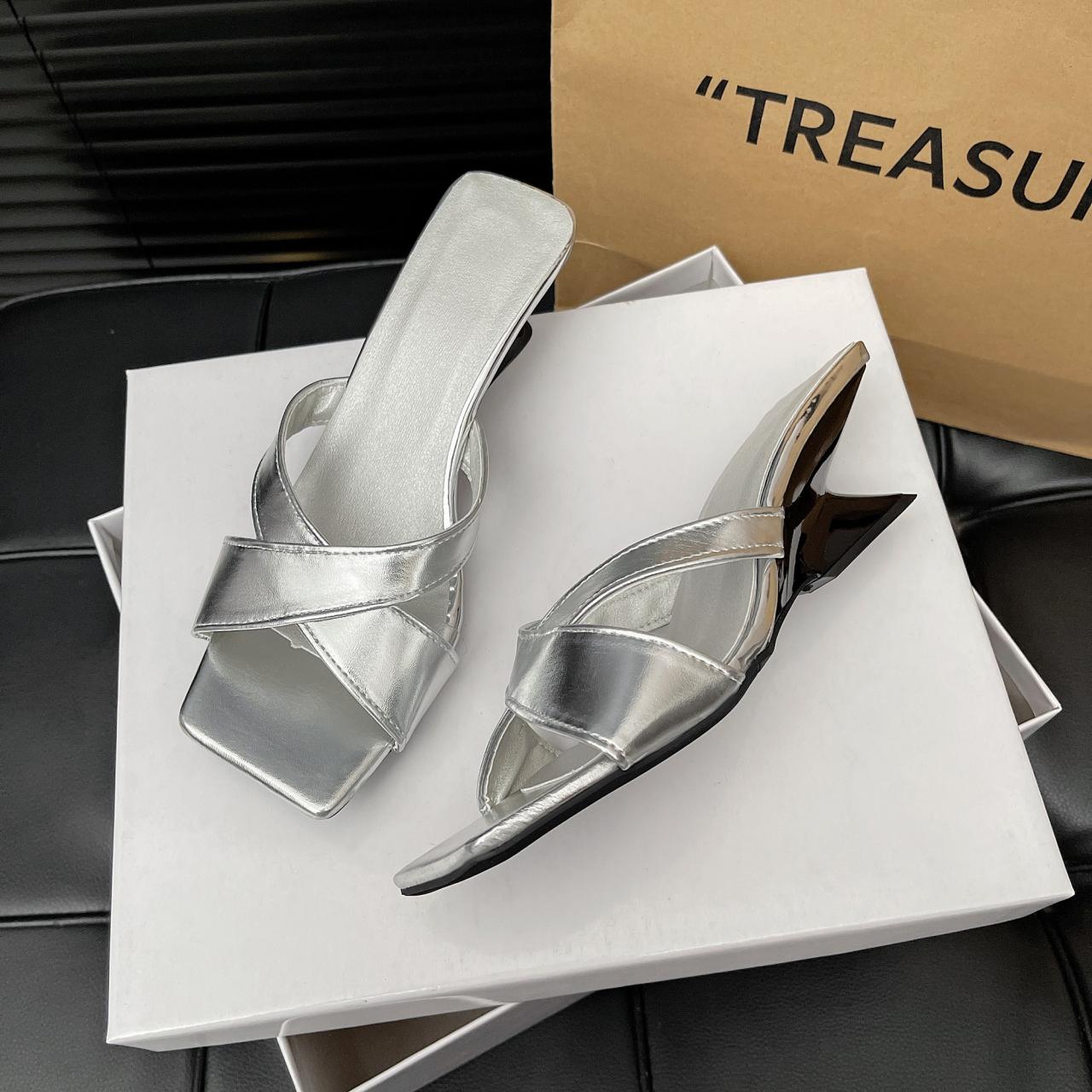 2024 дизайнерская элегантная обувь, женские босоножки на танкетке, средние тапочки, женские роскошные модные вечерние туфли с открытым носком 38 серебряный
2024 дизайнерская элегантная обувь, женские босоножки на танкетке, средние тапочки, женские роскошные модные вечерние туфли с открытым носком 38 серебряный
