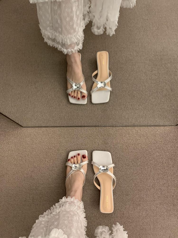 XINZHOU rhinestone square head open-toed slippers women s summer wear 2025 new silver sandals low-heeled one-word sandals 39
XINZHOU rhinestone square head open-toed slippers women s summer wear 2025 new silver sandals low-heeled one-word sandals 39