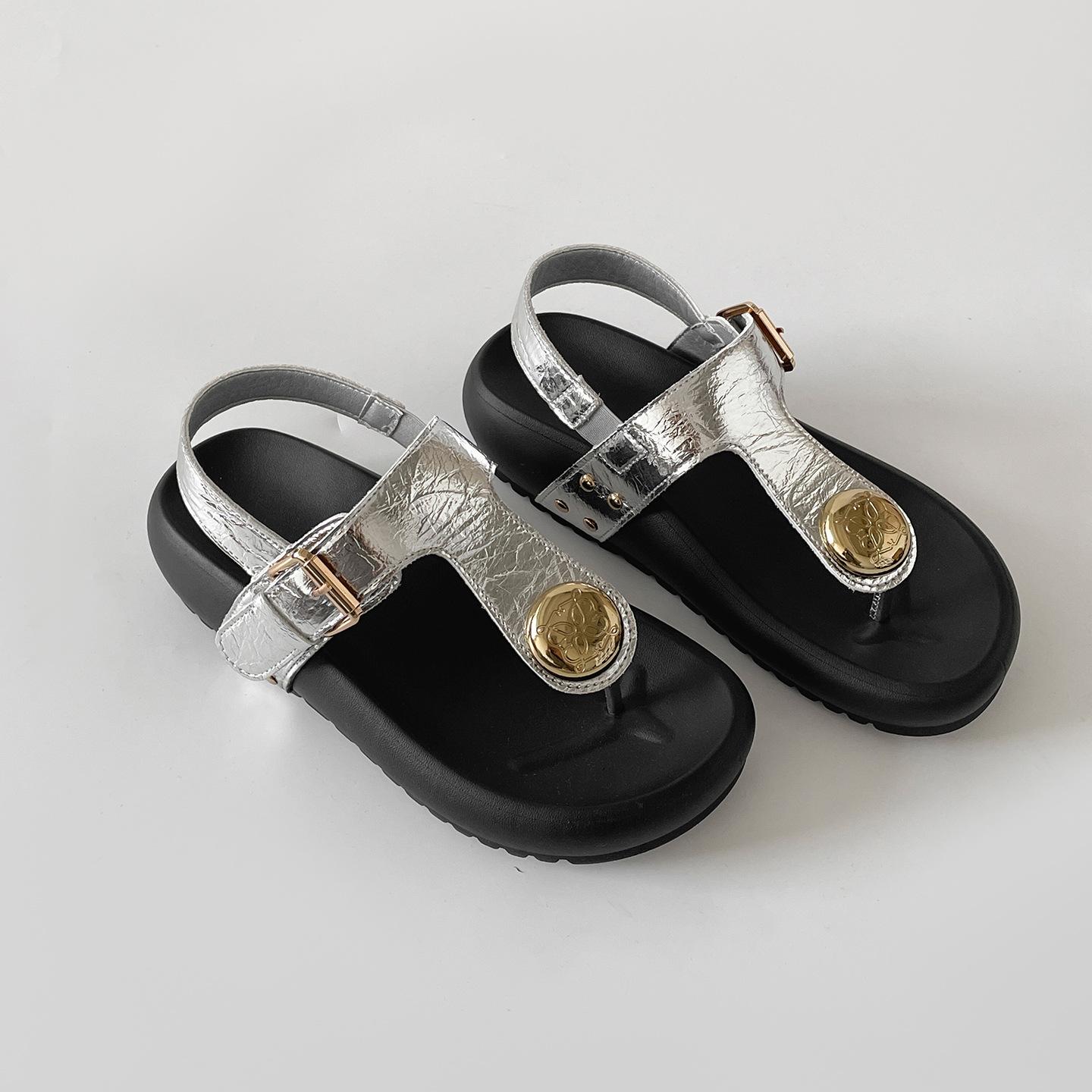 Black high-end non-slip thick-soled sandals women s 2025 new summer wear heightening soft-soled French cool slippers 40 серебряный
Black high-end non-slip thick-soled sandals women s 2025 new summer wear heightening soft-soled French cool slippers 40 серебряный